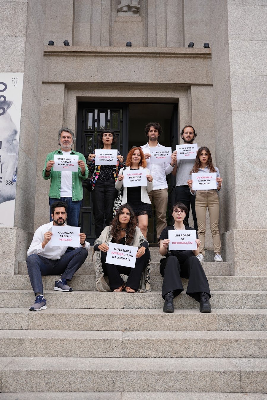 Activistas da Frente Animal com cartazes nas escadarias do tribunal
