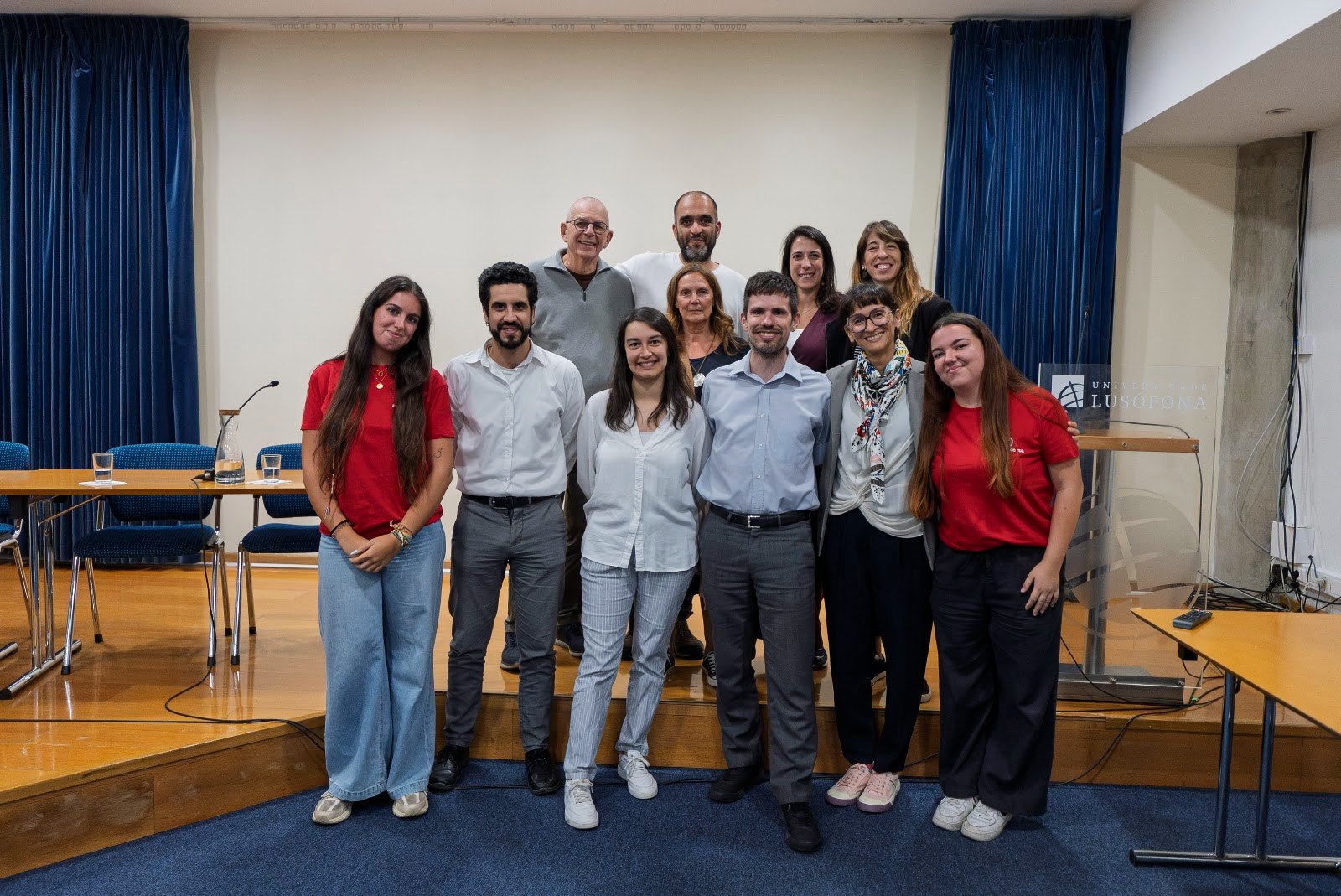Fotografia de grupo da equipa e dos órgãos sociais da Frente Animal