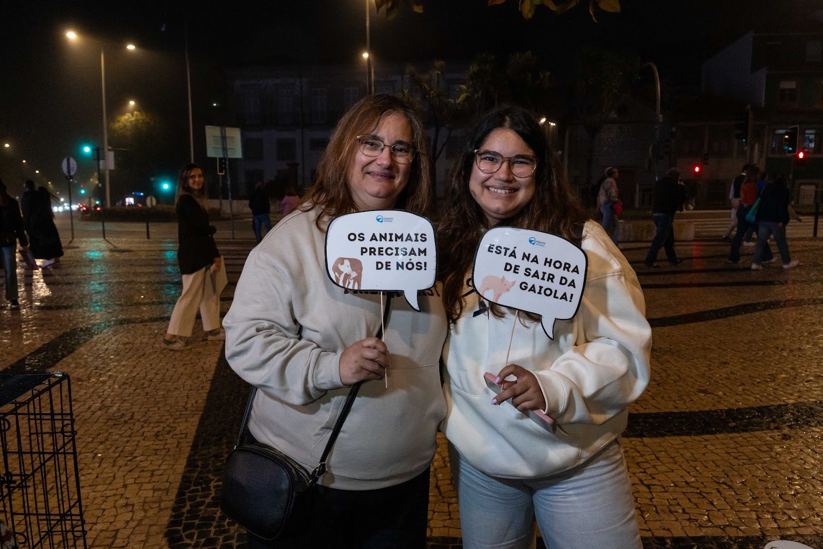 Duas voluntárias da Frente Animal numa acção de rua com cartazes